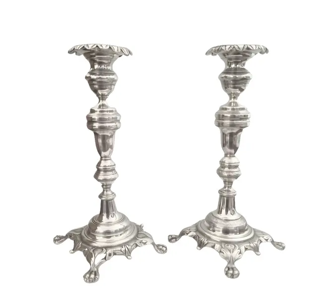 Foto de um(a) Raro par de candelabros em prata de Lei Portuguesa Séc XIX, da categoria de Castiçais. Estes castiçais em prata de lei, datados do Século XIX e contrastados em Lisboa, representam mais do que meros objetos... Vendido no marketplace Trésors.