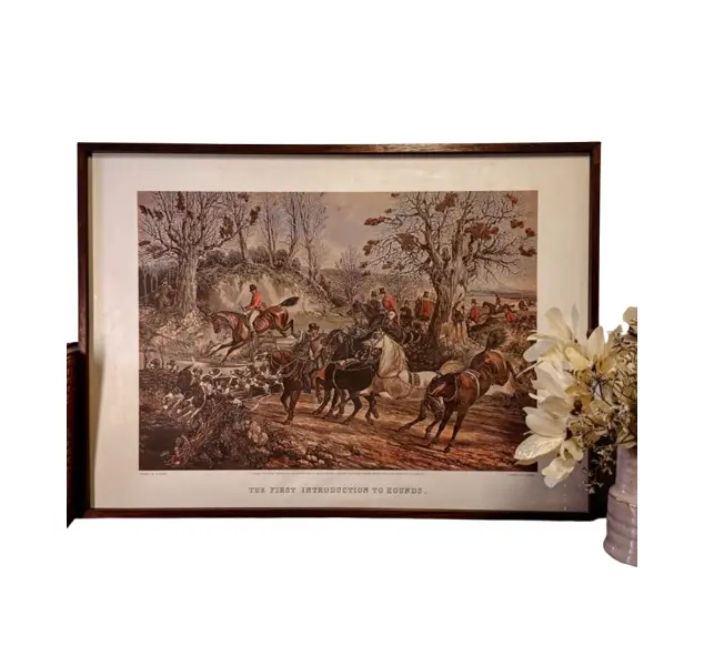 Foto de um(a) Gravura com Moldura em Jacaranda - THE FIRST INTRODUCTION TO HOUNDS. Gravura by J.Harris Pintado by H. Alken., da categoria de Desenhos. Este quadro é um verdadeiro encontro entre arte, história e matéria-prima nobre. A cena retrata uma tradicional caçada a... Vendido no marketplace Trésors.