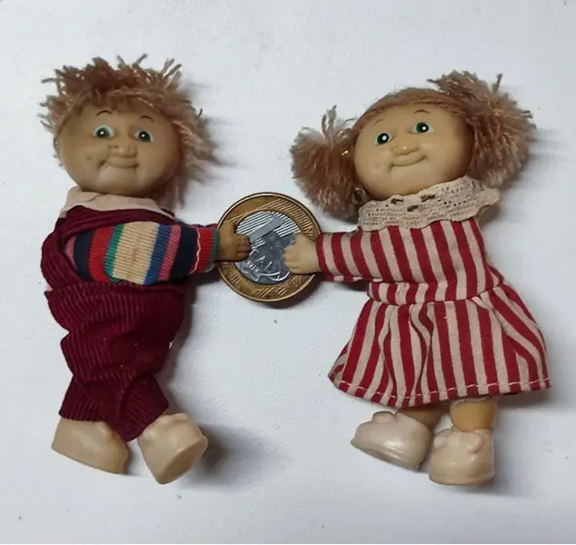Foto de um(a) Vintage Dolls Cabbage Patch, Colecionáveis, Década de 1980, da categoria de Bonecas. Vintage dolls cabbage patch, colecionáveis. Mini dolls anos 1980, menino e menina com roupas em tecido e cabelinhos de lã.... Mostrado de uma perspectiva diferente. Vendido no marketplace Trésors.