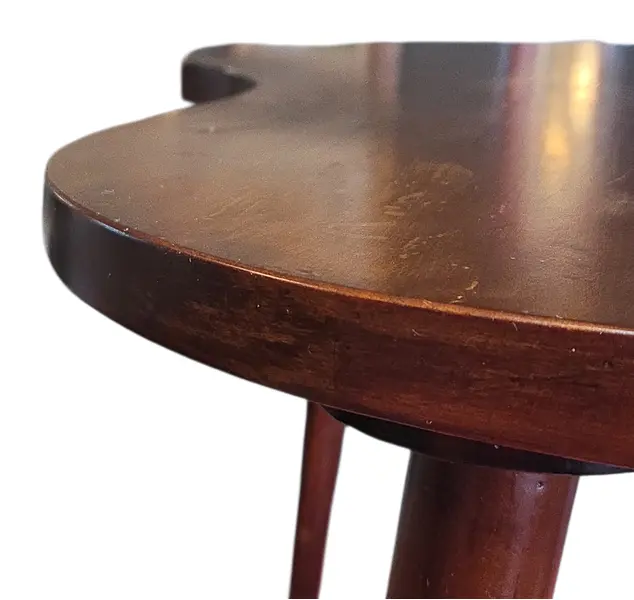 Foto de um(a) Mesa de Centro em Imbuia com Pés Palito, da categoria de Mesas de centro. Autêntica mesa de centro vintage com marcante design orgânico, um verdadeiro ícone do mobiliário moderno brasileiro dos anos... Mostrado de uma perspectiva diferente. Vendido no marketplace Trésors.