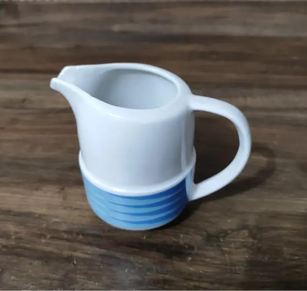 Foto de um(a) Cremeira em Porcelana Pozzani, Década de 1970, da categoria de Cremeiras. Cremeira em porcelana pozzani dos anos 1970 com policromia em tons de azul. A: 11,5 cm Diâmetro: 7,8 cm Distância entre... Mostrado de uma perspectiva diferente. Vendido no marketplace Trésors.