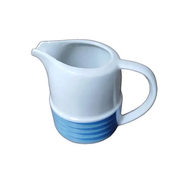 Foto de um(a) Cremeira em Porcelana Pozzani, Década de 1970, da categoria de Cremeiras. Cremeira em porcelana pozzani dos anos 1970 com policromia em tons de azul. A: 11,5 cm Diâmetro: 7,8 cm Distância entre... Vendido no marketplace Trésors.