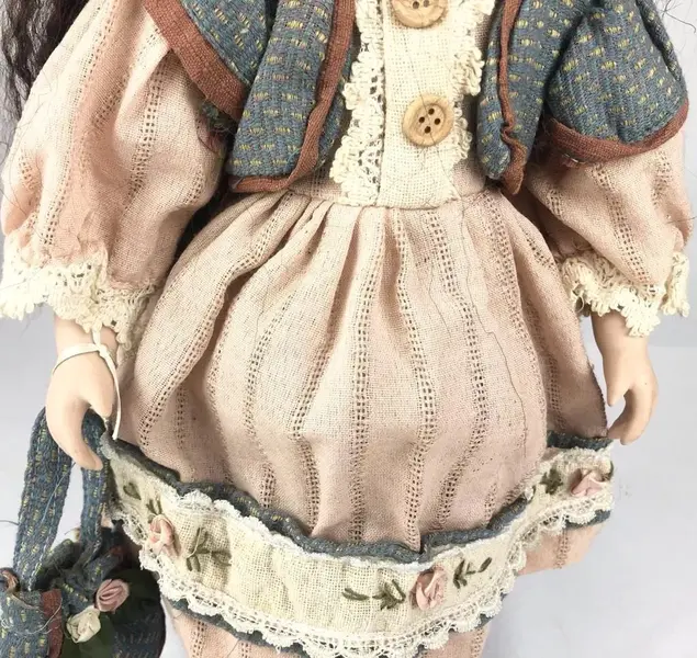 Foto de um(a) Boneca em biscuit, da categoria de Bonecas. BONECA BISCUIT COM VESTIDO EM POLICROMIA, INCLUINDO CHAPÉU E SAPATOS. ACOMPANHA UMA BOLSA E UM APOIO. EM BOM ESTADO DE... Mostrado de uma perspectiva diferente. Vendido no marketplace Trésors.