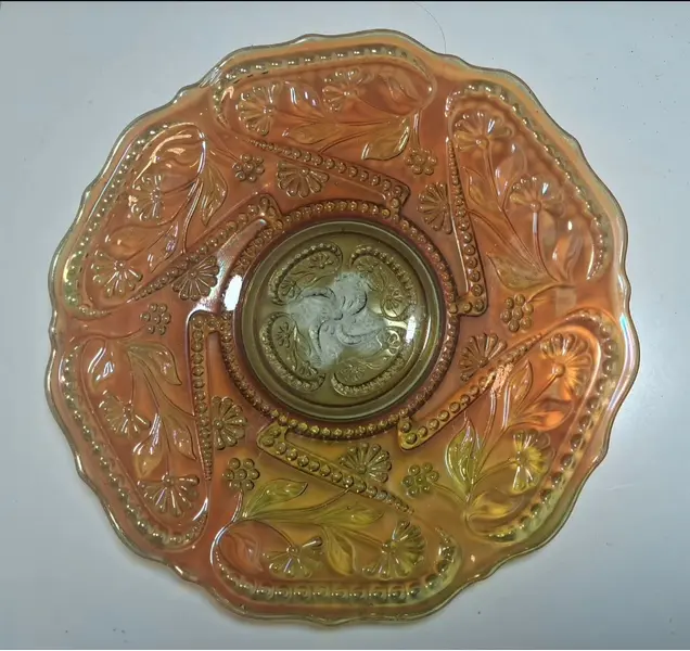 Foto de um(a) ​Grande Prato em Carnival Glass, da categoria de Pratos Decorativos. Grande Prato em Carnival Glass Prato no tom alaranjado das calêndulas. Peça da técnica inovadora de vidro iridescente criada... Mostrado de uma perspectiva diferente. Vendido no marketplace Trésors.