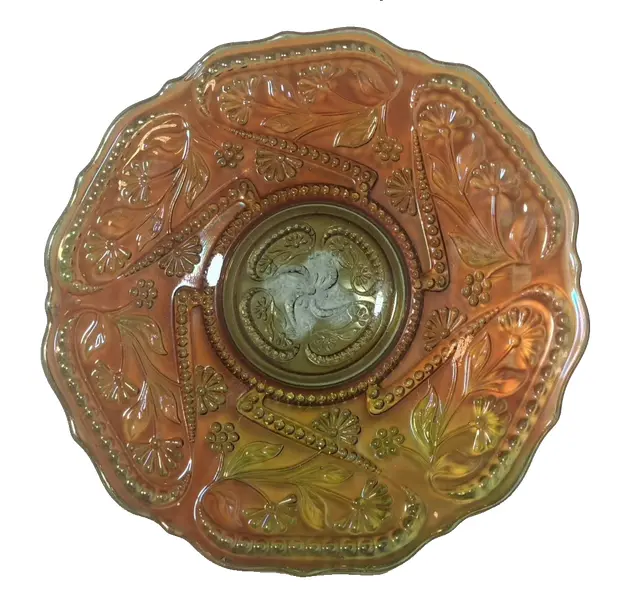 Foto de um(a) ​Grande Prato em Carnival Glass, da categoria de Pratos Decorativos. Grande Prato em Carnival Glass Prato no tom alaranjado das calêndulas. Peça da técnica inovadora de vidro iridescente criada... Vendido no marketplace Trésors.