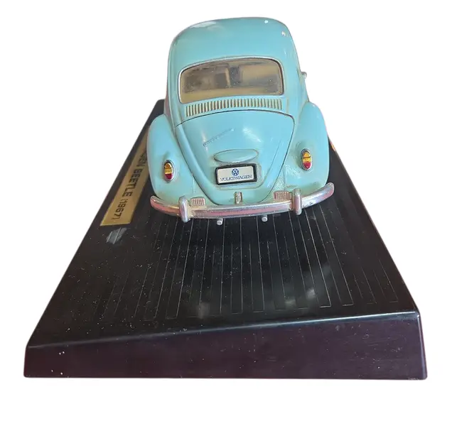 Foto de um(a) Miniatura Volkswagen Beetle (Fusca) 1967 - Azul - Escala 1:18 (Relíquia), da categoria de Carros e caminhões de brinquedo. Esta é uma peça indispensável para qualquer colecionador de clássicos: a miniatura do Volkswagen Beetle 1967. O modelo de... Mostrado de uma perspectiva diferente. Vendido no marketplace Trésors.