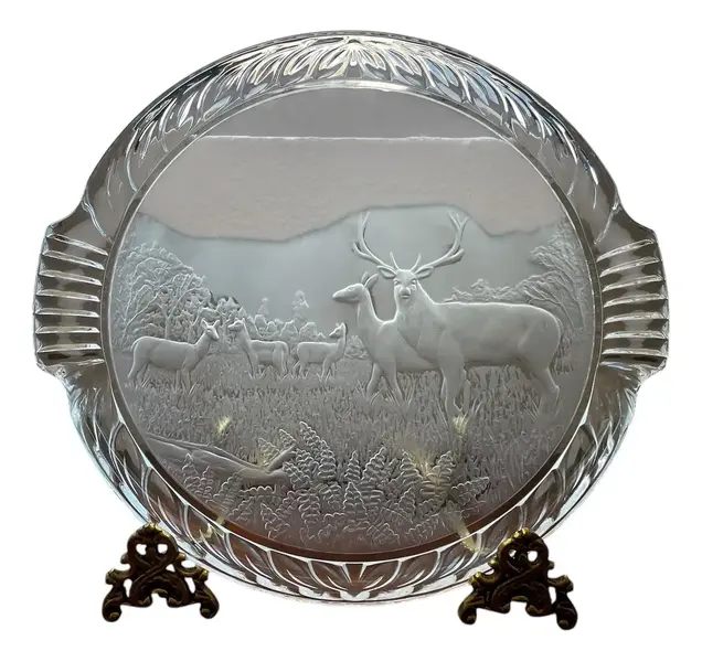 Foto de um(a) Antiga Bandeja Decorativa Com Alces Em Cristal Francês, da categoria de Bandejas. Para quem gosta de peças exclusivas.Antiga e grande bandeja em cristal francês, decorada com figuras de alces lapidados à... Vendido no marketplace Trésors.