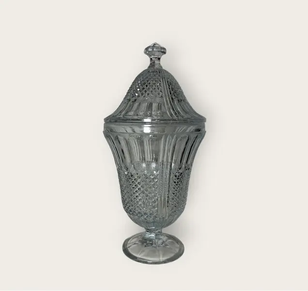 Foto de um(a) Compoteira em cristal bico de jaca, da categoria de Garrafas, potes e jarros. Imponente compoteira em bico de jaca, linda. Modelo clássico e perfeitas condições. Mostrado de uma perspectiva diferente. Vendido no marketplace Trésors.