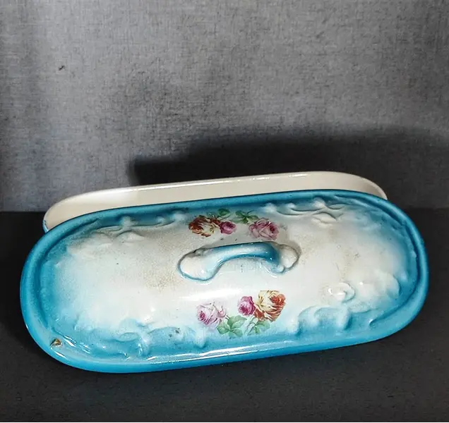 Foto de um(a) Porta Pente e Escova em Porcelana Francesa, Década de 1920, da categoria de Garrafas, potes e jarros. Porta pente e escova de cabelo em porcelana francesa policromada com motivos florais. Pertencente a um conjunto de toilette... Mostrado de uma perspectiva diferente. Vendido no marketplace Trésors.
