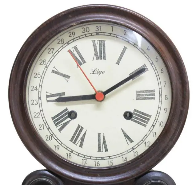 Foto de um(a) Relógio Oito Lige Marrom, da categoria de Relógios de parede. Clássico relógio oito da manufatura LIGE, em caixa de madeira nobre bem preservada, maquinário a pilha e mostrador em papel... Mostrado de uma perspectiva diferente. Vendido no marketplace Trésors.
