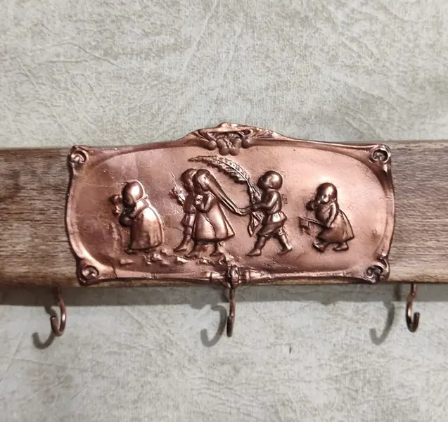 Foto de um(a) Cabideiro de Madeira de Demolição com Detalhes em Cobre, Década de 2000, da categoria de Cabideiros e porta-chapéus. Cabideiro de madeira de demolição com detalhes em cobre e cinco ganchos. Decorativo e utilitário peça única pelo designer... Mostrado de uma perspectiva diferente. Vendido no marketplace Trésors.
