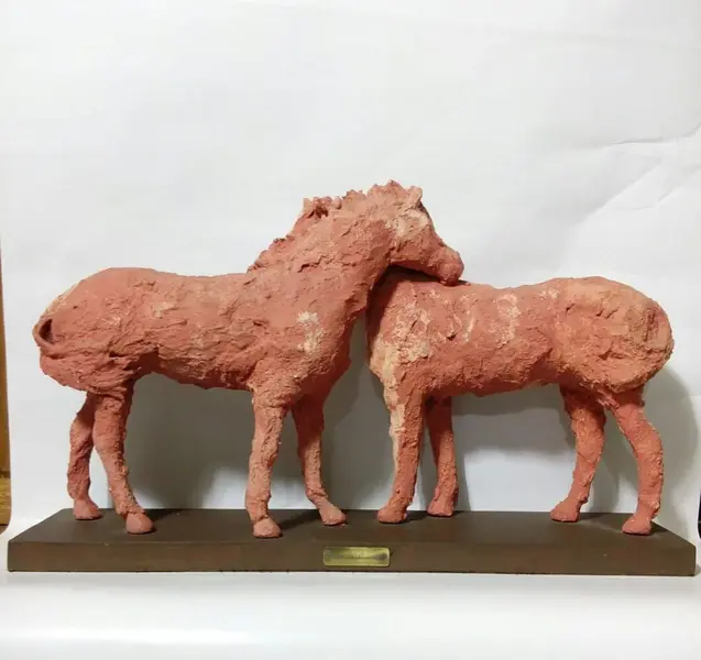 Foto de um(a) Escultura em papal mache - Love Horse, da categoria de Escultura. Peça única pelo designer marcelus ribas. Escultura em papier mache com patina terracota e base em madeira. A: 30cmL: 50cm... Mostrado de uma perspectiva diferente. Vendido no marketplace Trésors.