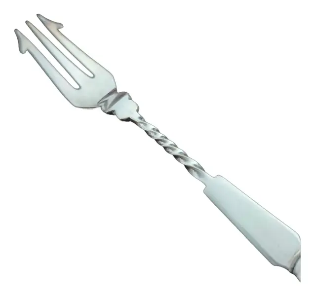 Foto de um(a) Garfo Picles - Inglaterra, Modelo Picles, da categoria de Garfos. Uma Janela para a Etiqueta e o Design de Época O item em questão, um elegante garfo de picles da era Eduardiana... Mostrado de uma perspectiva diferente. Vendido no marketplace Trésors.