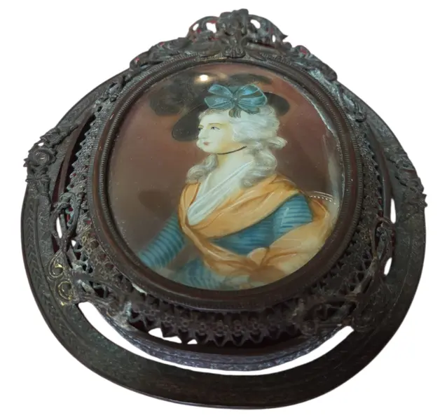 Foto de um(a) Par de Miniaturas Antigas - Retratos Nobres em Molduras de Metal Trabalhado, da categoria de Porta retratos. Este conjunto traz a elegância das miniaturas clássicas, apresentando retratos de um casal com indumentária de época. São... Mostrado de uma perspectiva diferente. Vendido no marketplace Trésors.