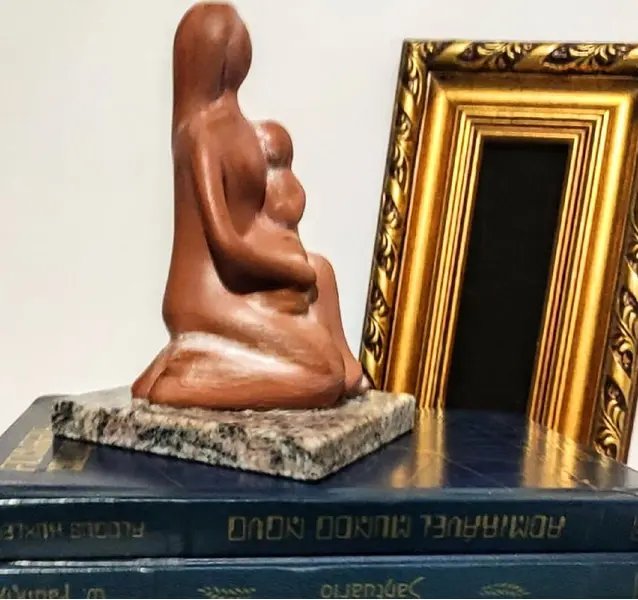 Foto de um(a) Escultura Women Cerâmica e Granito, da categoria de Escultura. Escultura em cerâmica com pátina terracota e com base de granito. A: 12,7 cm / L: 6 cm / P: 8 cm / peso: 567 g. Mostrado de uma perspectiva diferente. Vendido no marketplace Trésors.