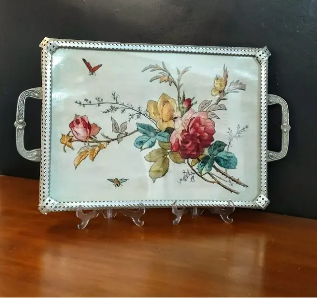 Foto de um(a) Bandeja Floral Anos 50, da categoria de Bandejas. Bandeja com estampa floral e vidro com moldura e alças em alumínio, década de 1950. L: 35 cm P: 25 cm A: 3 cm Peso: 1,100 kg. Mostrado de uma perspectiva diferente. Vendido no marketplace Trésors.