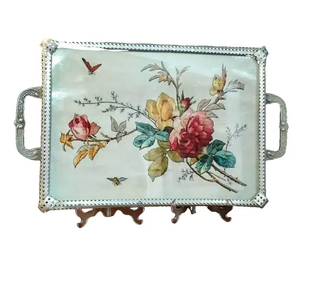 Foto de um(a) Bandeja Floral Anos 50, da categoria de Bandejas. Bandeja com estampa floral e vidro com moldura e alças em alumínio, década de 1950. L: 35 cm P: 25 cm A: 3 cm Peso: 1,100 kg. Vendido no marketplace Trésors.