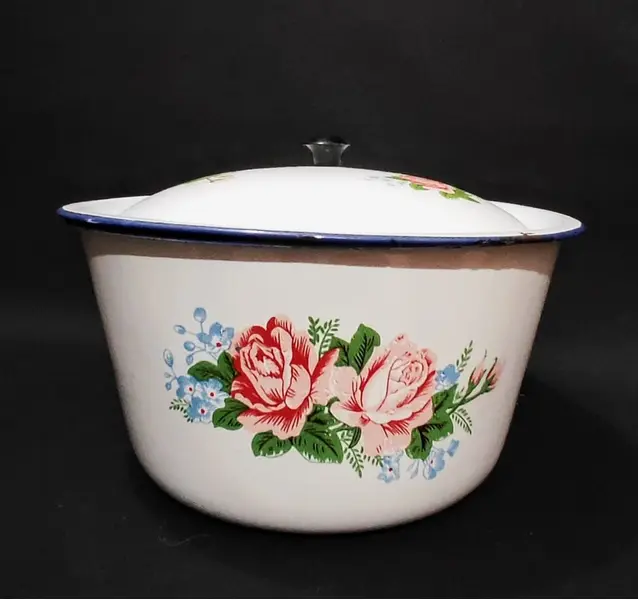 Foto de um(a) Bowl Esmaltado, Década de 1990, da categoria de Travessas e tigelas. Bowl esmaltado e com tampa. Branco com motivo floral. Made in china, anos 1990. A: 13 cm Diâmetro: 25,4 cm peso: 513 g. Mostrado de uma perspectiva diferente. Vendido no marketplace Trésors.
