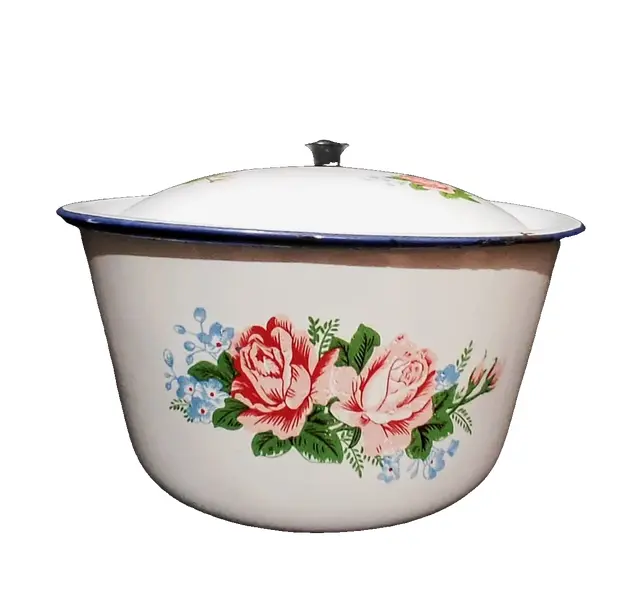 Foto de um(a) Bowl Esmaltado, Década de 1990, da categoria de Travessas e tigelas. Bowl esmaltado e com tampa. Branco com motivo floral. Made in china, anos 1990. A: 13 cm Diâmetro: 25,4 cm peso: 513 g. Vendido no marketplace Trésors.