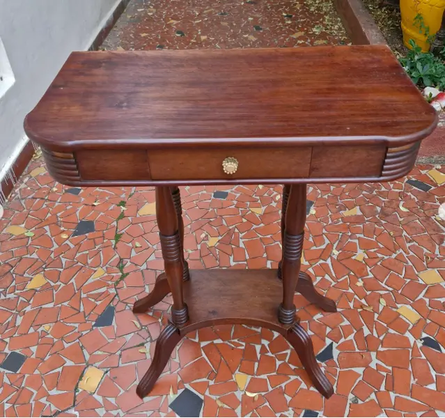 Foto de um(a) Par de mesas de canto em madeira nobre, da categoria de Mesas laterais. Belíssimo par de mesas de canto em madeira nobre com pés torneados e gavetas (peças restauradas)Medidas: altura 69 cm x... Mostrado de uma perspectiva diferente. Vendido no marketplace Trésors.