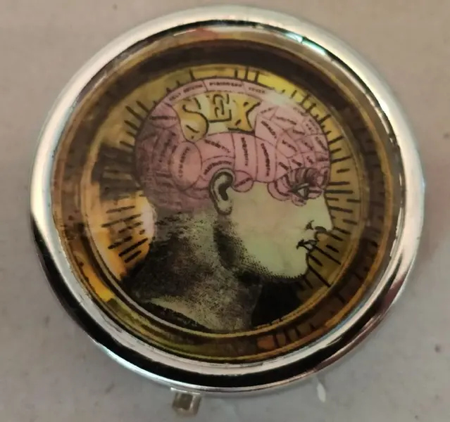 Foto de um(a) Latas Combo Brain, da categoria de Organizadores. Latas customizadas e únicas em metal prateado, motivo cérebro (emoções e vontades) Medidas: 4,7cm de diâmetro e 1,3cm de... Mostrado de uma perspectiva diferente. Vendido no marketplace Trésors.