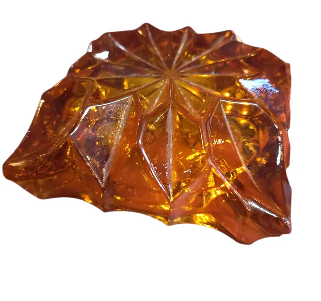 Foto de um(a) Cinzeiro Vintage em Vidro Âmbar, da categoria de Cinzeiros. Cinzeiro funcional e elegante, produzido em vidro translúcido na cor âmbar. Perfeito para quem busca durabilidade sem abrir... Mostrado de uma perspectiva diferente. Vendido no marketplace Trésors.