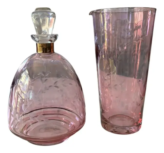 Foto de um(a) Antigo Conjunto De Garrafa E Coqueteleira Cristal Furta-cor, da categoria de Garrafas, potes e jarros. Um clássico da década de 1960/70. Antigo e decorativo conjunto com garrafa/licoreira e jarra/coqueteleira em cristal... Vendido no marketplace Trésors.