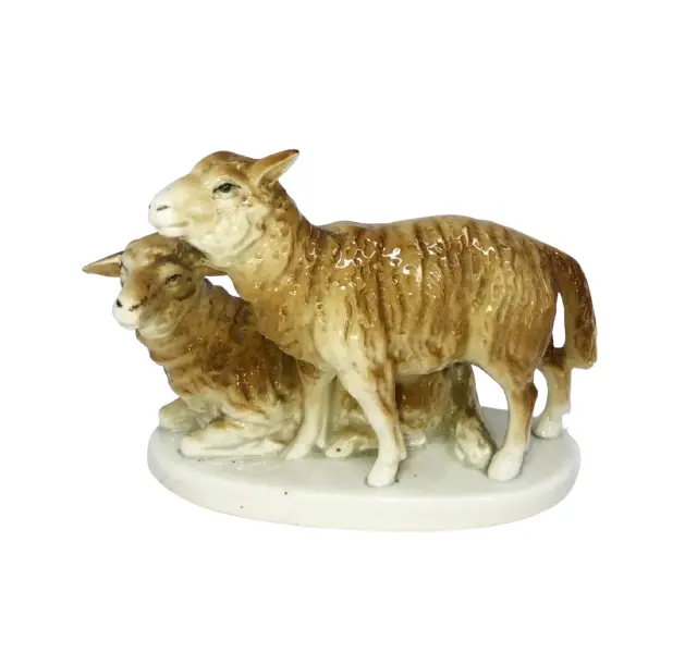 Foto de um(a) Antigo Bloco Escultórico Escultura Ovelhas Porcelana Alemã, da categoria de Escultura. Antigo e delicado bloco escultórico em porcelana alemã, representando casal de ovelhas, com muita riqueza de detalhes.... Vendido no marketplace Trésors.