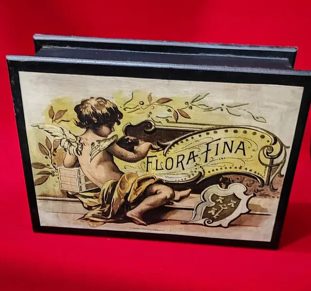 Foto de um(a) Caixa Porta Jóias Madeira Ebanizada, anos 2000, da categoria de Porta-Jóias. Caixa porta joia em madeira ebanizada com decoupage de anjo com compartimento removível para melhor armazenagem, década de... Mostrado de uma perspectiva diferente. Vendido no marketplace Trésors.