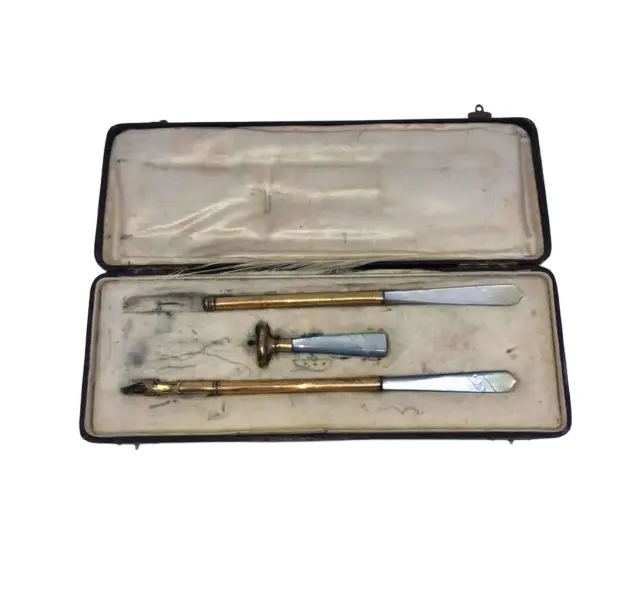 Foto de um(a) Antigo Kit Escritório Caneta Carimbo Lapiseira Madrepérola, da categoria de Itens de Escritório. Antigo kit de escritório, composto de caneta, lapiseira e carimbo. Em metal dourado com cabo em legítima madrepérola. No... Vendido no marketplace Trésors.