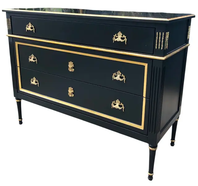 Foto de um(a) Cômoda Clássica com 3 Gavetas, Bronze e Detalhes Dourados, da categoria de Cômodas e Sapateira. Vendido no marketplace Trésors.