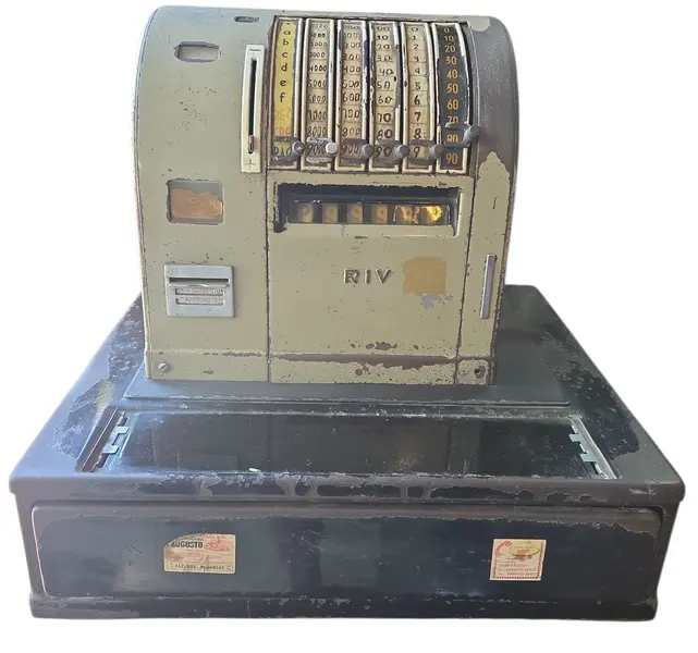 Foto de um(a) Caixa Registradora Antiga RIV – Relíquia Vintage Industrial Decorativa, da categoria de Outros colecionáveis. Adicione um toque autêntico de história ao seu ambiente com esta caixa registradora original da marca RIV. Com seu design... Mostrado de uma perspectiva diferente. Vendido no marketplace Trésors.