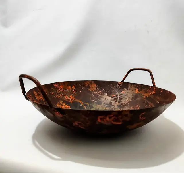 Foto de um(a) Wok Chinesa em Ferro, Década de 1990, da categoria de Panelas. Wok chinesa em ferro com pátina aço corten, década de 1990.Medidas: A 6,7 cm Diâmetro: 35 cm Peça única, apenas para fins... Mostrado de uma perspectiva diferente. Vendido no marketplace Trésors.