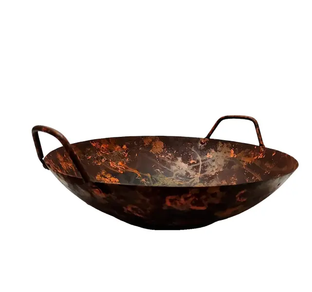 Foto de um(a) Wok Chinesa em Ferro, Década de 1990, da categoria de Panelas. Wok chinesa em ferro com pátina aço corten, década de 1990.Medidas: A 6,7 cm Diâmetro: 35 cm Peça única, apenas para fins... Vendido no marketplace Trésors.