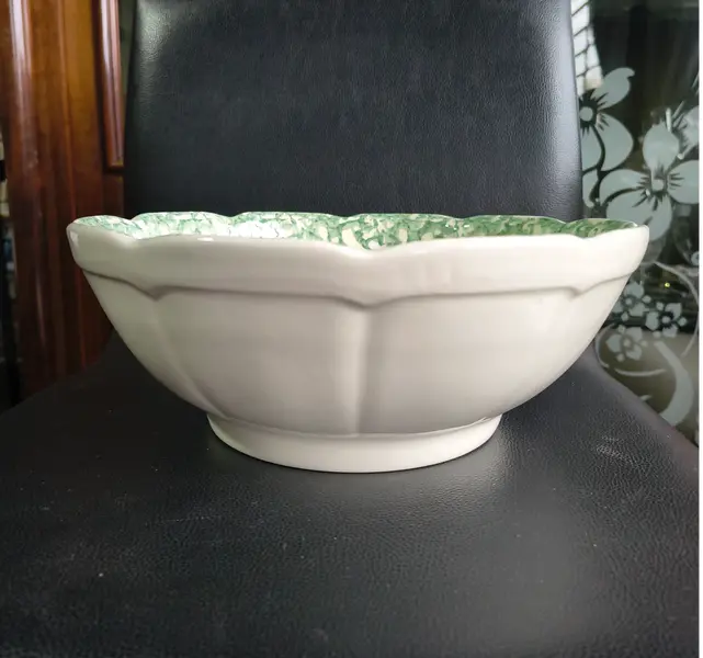 Foto de um(a) Saladeira / Fruteira Vintage em Cerâmica Italiana Himark - Estampa Pêssegos, da categoria de Travessas e tigelas. Maravilhosa saladeira (ou fruteira de mesa) vintage, legítima importada da Itália e produzida exclusivamente para a grife de... Mostrado de uma perspectiva diferente. Vendido no marketplace Trésors.