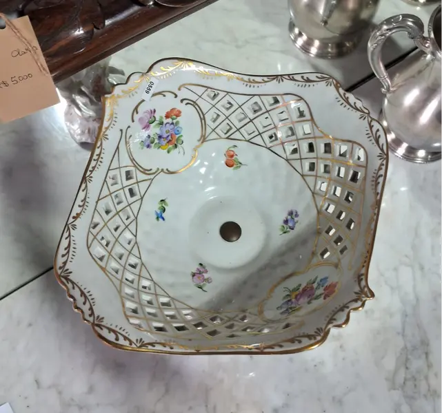 Foto de um(a) Centro de mesa ou fruteira porcelana alemã Dresden (1890-1920), da categoria de Centro de mesa. Espetacular centro de mesa (fruteira pedestal) em legítima porcelana alemã de Dresden, ricamente policromada e com detalhes... Mostrado de uma perspectiva diferente. Vendido no marketplace Trésors.