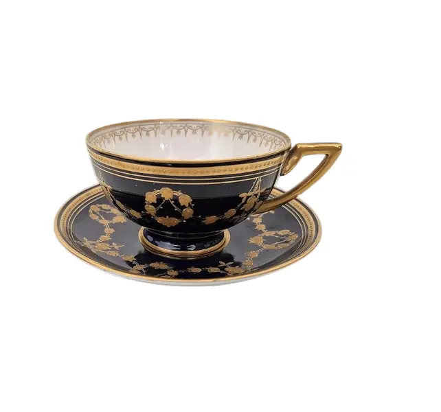 Foto de um(a) Xícara Porcelana Austríaca, da categoria de Xícaras. Deslumbrante xícara de chá com pires em porcelana austríaca antiga, um verdadeiro testemunho da excelência artesanal... Vendido no marketplace Trésors.