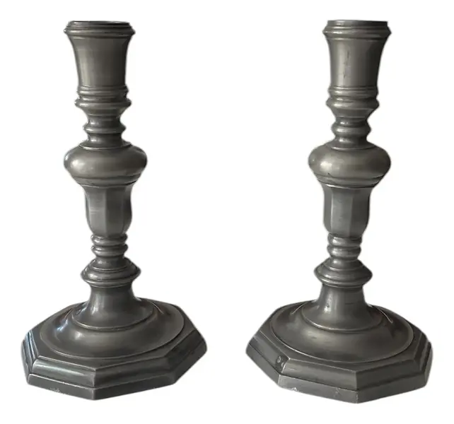 Foto de um(a) Antigo Par De Castiçal Candelabro Rústico Em Estanho, da categoria de Castiçais. Antigo par de castiçal em estanho trabalhado. Peças muito decorativas.Medidas 20x12cm cada. Vendido no marketplace Trésors.