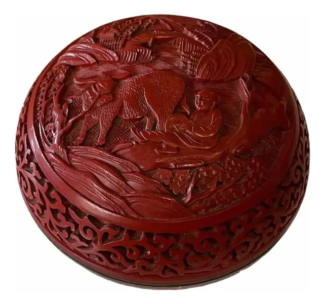 Foto de um(a) Antiga Caixa Decorativa Potiche Porta Joias Japonês Cinnabar, da categoria de Cestos e Caixas. Antiga e linda caixa decorativa porta joias oriental em bronze, técnica Cloisonné com laca vermelha dita Cinnabar, a parte... Vendido no marketplace Trésors.