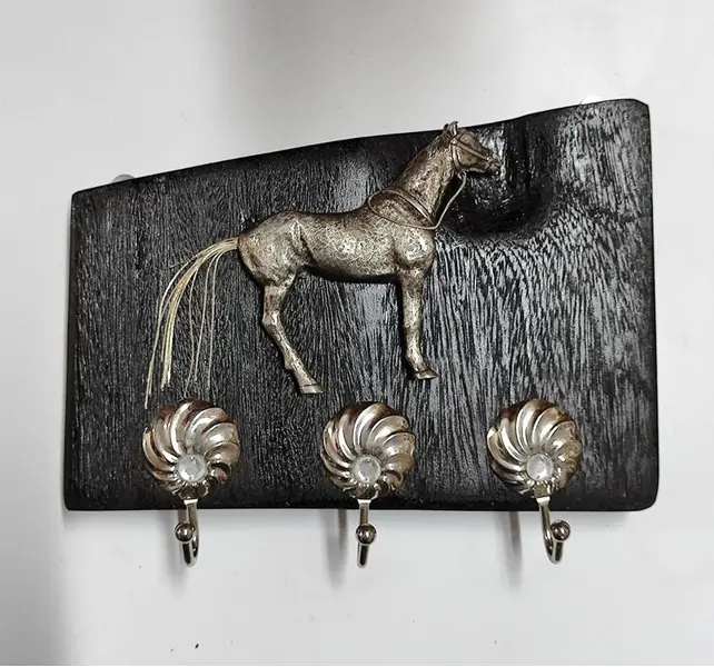Foto de um(a) Cabideiro Cavalo em Madeira Cerejeira e Prata, da categoria de Cabideiros e porta-chapéus. Cabideiro de parede com base em madeira cerejeira, cavalo de prata e 3 suportes niquelados. Peça única pelo designer... Mostrado de uma perspectiva diferente. Vendido no marketplace Trésors.