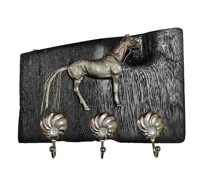Foto de um(a) Cabideiro Cavalo em Madeira Cerejeira e Prata, da categoria de Cabideiros e porta-chapéus. Cabideiro de parede com base em madeira cerejeira, cavalo de prata e 3 suportes niquelados. Peça única pelo designer... Vendido no marketplace Trésors.