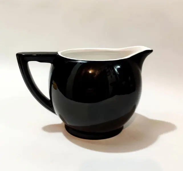 Foto de um(a) Leiteira Porcelana 90'S, da categoria de Leiteira. Leitera em porcelana bi color: nas cores preta por fora e branca por dentro sem marca de fabricante, década de 1990.A: 11 cm... Mostrado de uma perspectiva diferente. Vendido no marketplace Trésors.