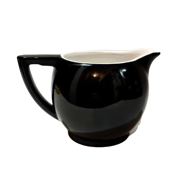 Foto de um(a) Leiteira Porcelana 90'S, da categoria de Leiteira. Leitera em porcelana bi color: nas cores preta por fora e branca por dentro sem marca de fabricante, década de 1990.A: 11 cm... Vendido no marketplace Trésors.