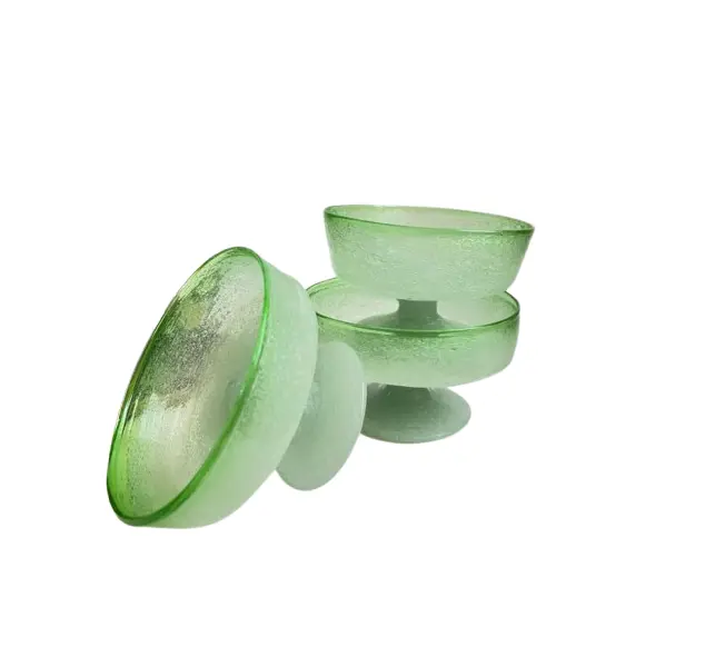 Foto de um(a) Taças de sobremesa em vidro soprado - 3und, da categoria de Taças. 3 taças de sobremesa em grosso vidro soprado e moldado artesanalmente. Uma com quase imperceptível trincado. Medidas: 10x6cm. Vendido no marketplace Trésors.