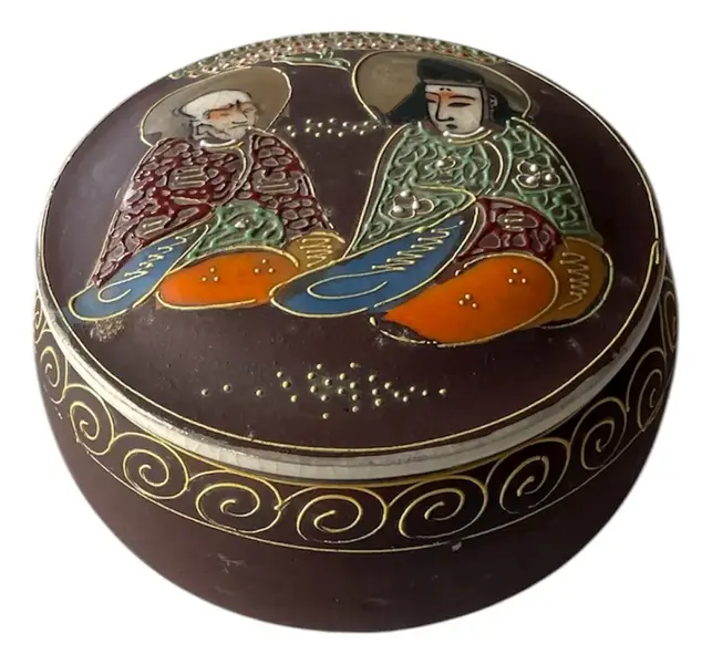 Foto de um(a) Antiga Caixa Decorativa Porta Joias Porcelana Japão Satsuma, da categoria de Porta-Jóias. Antiga caixinha oriental em porcelana japonesa Satsuma. Decoração típica, ricamente pintada à mão. Medidas 6x12cm. Vendido no marketplace Trésors.