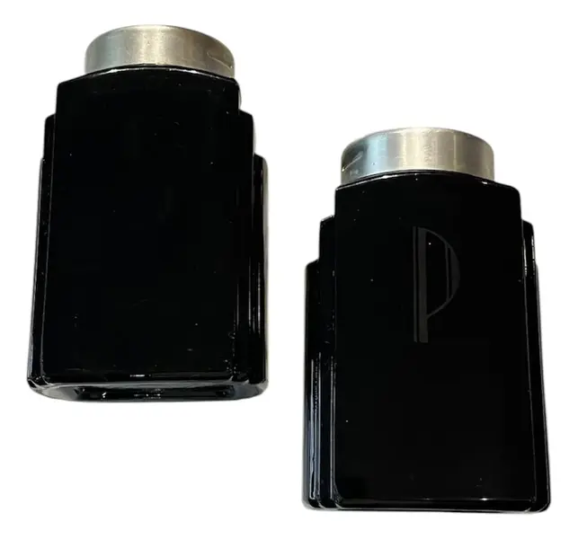 Foto de um(a) Antigo Saleiro Pimenteiro Galheteiro Art Deco Opalina Black, da categoria de Saleiros e pimenteiros. Antigos e grandes Salt&Pepper (sal e pimenta) em opalina black milk glass, origem França. Período Art Deco. Medidas 12x7cm... Vendido no marketplace Trésors.
