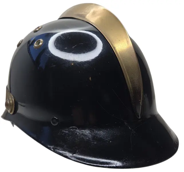 Foto de um(a) Antigo Capacete De Bombeiro Anos 60, da categoria de Outros colecionáveis. Uma verdadeira viagem no tempo! Peça histórica da década de 1960.Vendo capacete de bombeiro original dos anos 60. Uma peça... Mostrado de uma perspectiva diferente. Vendido no marketplace Trésors.