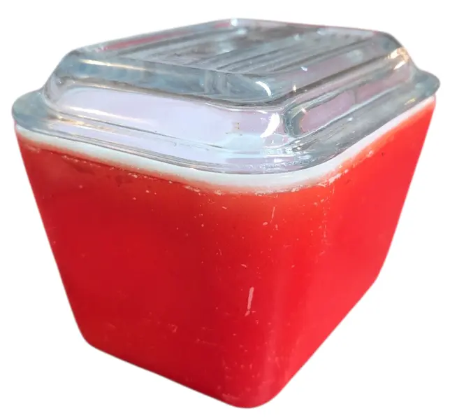 Foto de um(a) Manteigueira Pyrex Vintage USA Vermelho, da categoria de Outros utensílios para servir. Item clássico do design americano Mid-Century, este pote Pyrex original (Made in USA) é a peça vermelha da icônica série... Vendido no marketplace Trésors.