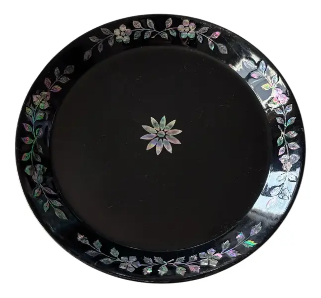 Foto de um(a) Antigo Prato Decorativo Em Laca Oriental E Madrepérola, da categoria de Pratos Decorativos. Antigo e charmoso pratinho decorativo em laca oriental com detalhes em madrepérola. Trabalho totalmente manual. Peça super... Vendido no marketplace Trésors.