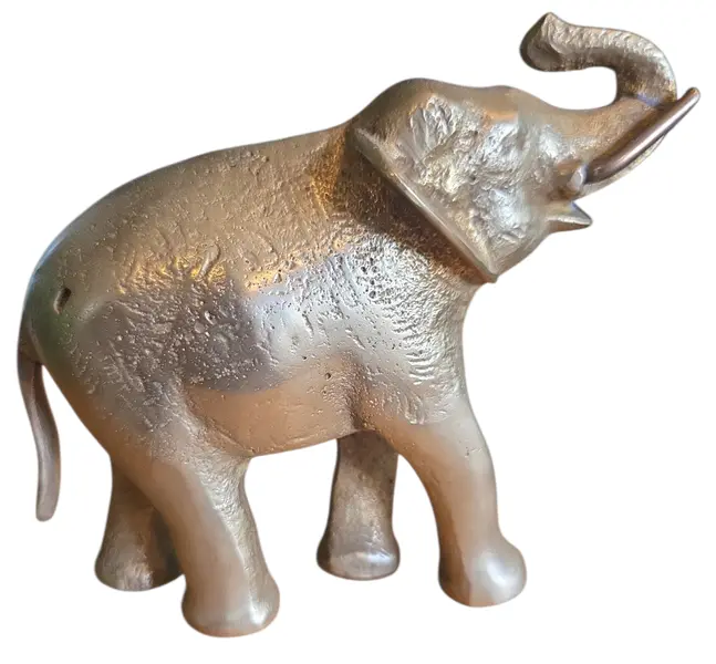 Foto de um(a) Elefante da Fortuna: Escultura em Bronze com Tromba Elevada, da categoria de Escultura. Esta imponente escultura em bronze representa o elefante em sua forma mais auspiciosa: com a tromba erguida, simbolizando a... Mostrado de uma perspectiva diferente. Vendido no marketplace Trésors.